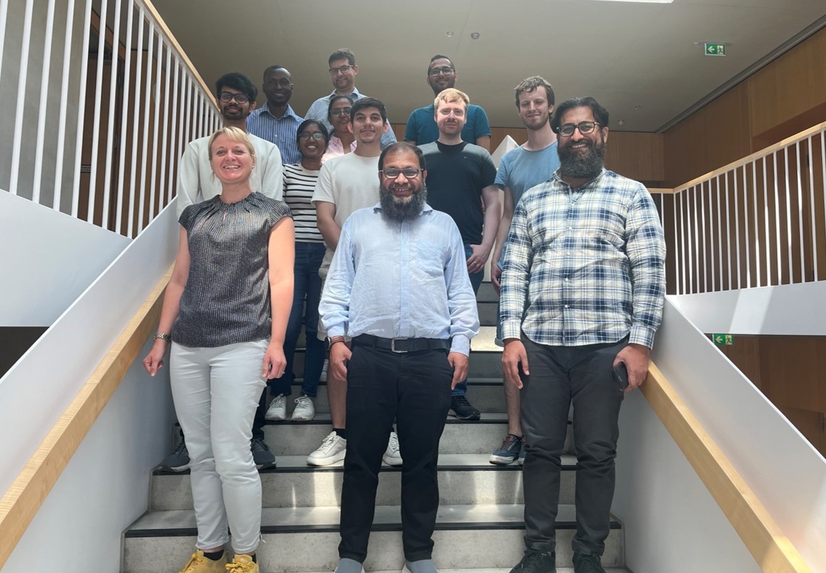 Gruppenfoto der auf einer Treppen stehenden Wokrshopteilnehmenden